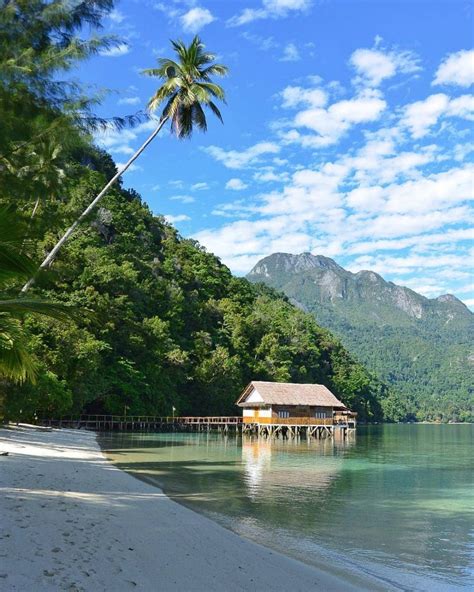 10 Pesona Pantai Ora, Destinasi Wisata Romantis di Maluku