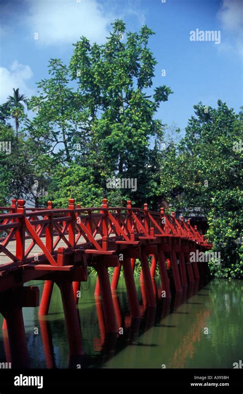 Ngoc Son Temple Bridge, Hanoi, Vietnam Stock Photo - Alamy