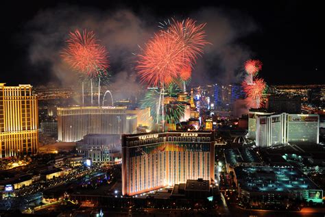 Fireworks-Light-Up-The-Las-Vegas-Strip,-New-Year-Celebrations-2015 ...