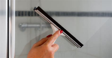 5 Best Glass Cleaners For Showers In 2022 + DIY Options