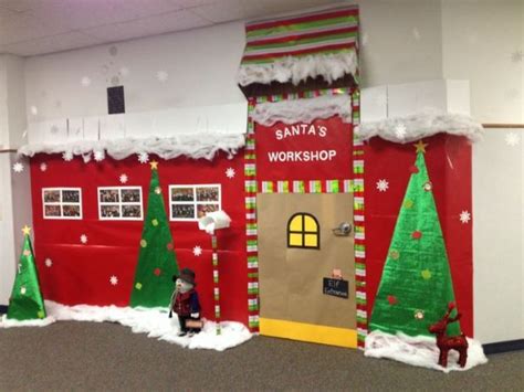 Santas workshop Christmas door decorations | Puertas decoradas de ...