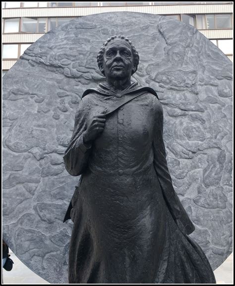 Mary_Seacole_statue,_St_Thomas'_Hospital framed