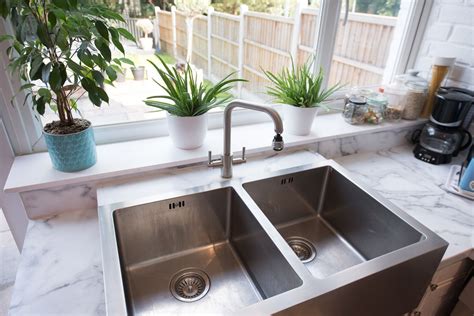 How to clean a stainless steel sink using baking soda, vinegar, club ...