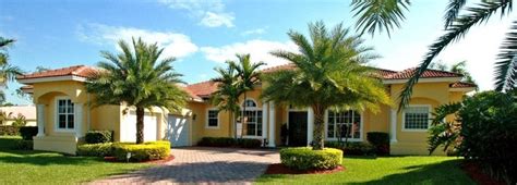 Waterfront home in Florida | Waterfront homes, Florida home, House styles