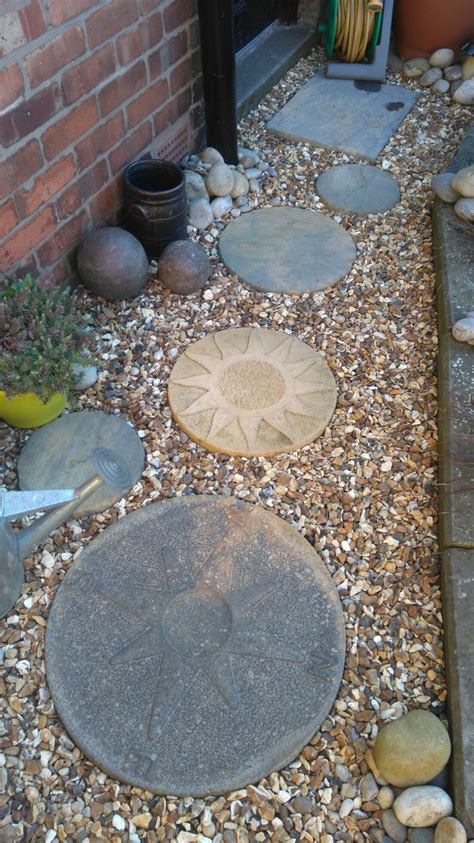 Round stepping stones with gravel. | Stepping stones, Garden stepping ...