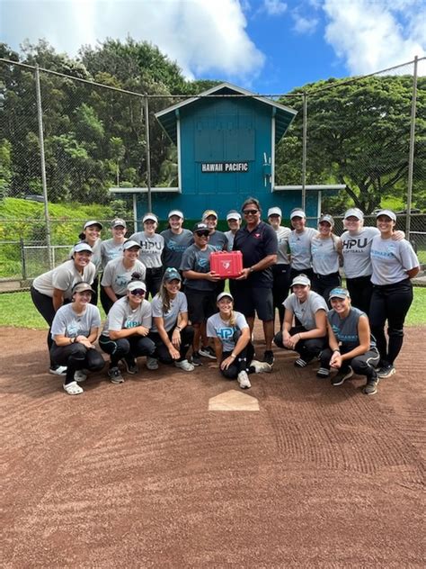 Kapili Roofing Gives Back: Hawaii Pacific University Softball