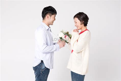 Sweet Lovers Happily Hold Flowers Picture And HD Photos | Free Download ...