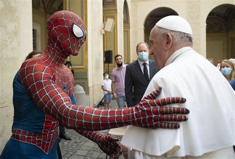 Spiderman y el Papa Francisco juntos deja una avalancha de memes