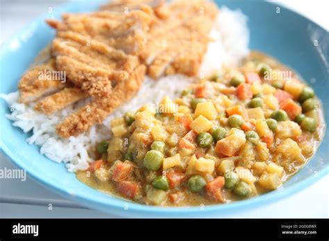 Curry rice with fried pork Stock Photo - Alamy