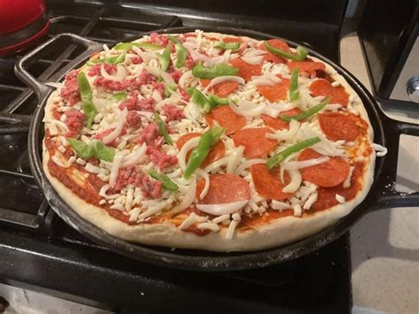 Pizza in Lodge pizza pan : r/castiron