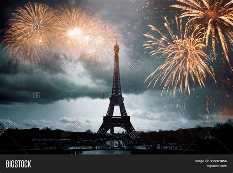 Fireworks 2024 Near Eiffel Tower - Patty Bernelle