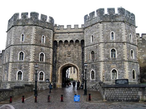 Parts of a Medieval Castle: The Gatehouse - Medieval Britain