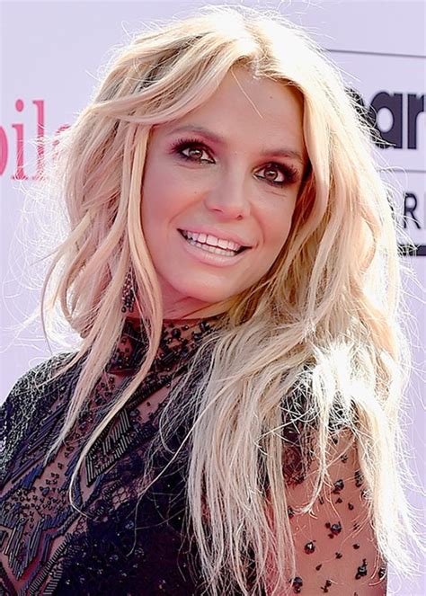 Britney Spears Debuts Short Hair | BEAUTY/crew