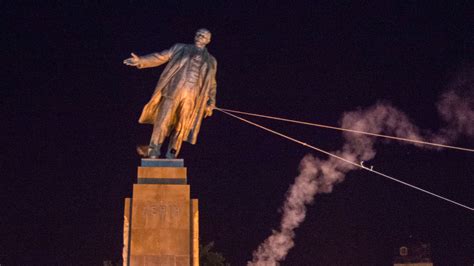 Lenin Toppled: Ukrainians Pull Down Soviet Statue - TODAY.com