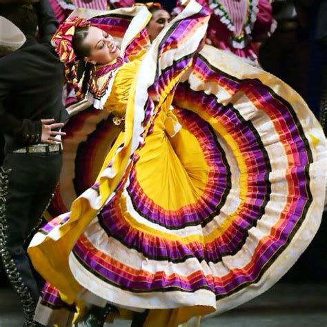 Ballet Folklorico - Again, missing my dancing day in San Antonio Ballet ...