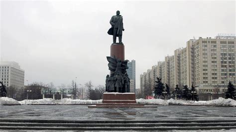 Russian Communists Assault Moscow Deputies Over Lenin Statue