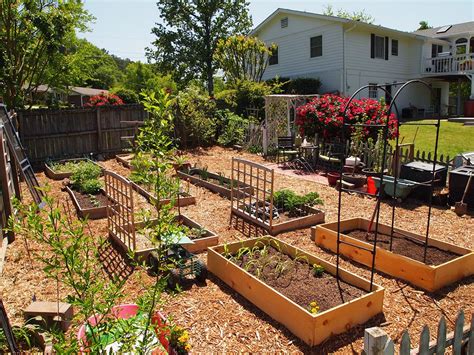 Picket Fence Around Vegetable Garden | Garden Design Ideas