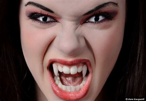 teeth-woman-vampire-girl-halloween - AmReading