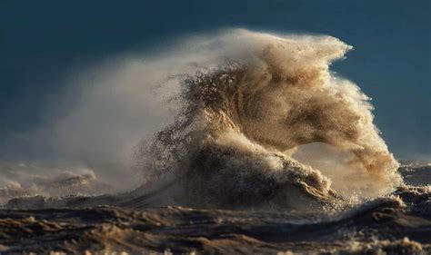 Photographer Captures The Magnificent Waves Of Lake Erie | DeMilked