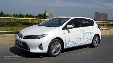 TOYOTA Auris Hybrid Review - autoevolution