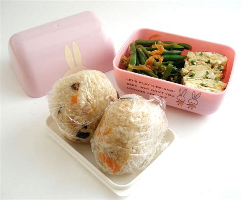 Bento no. 38: Onigiri bento box in action - Okowa sticky rice onigiri ...