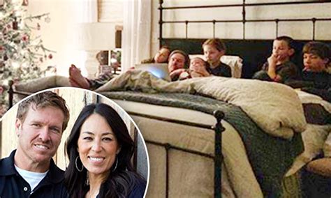 Joanna Gaines shares photo of Chip and their five kids cuddling up for ...