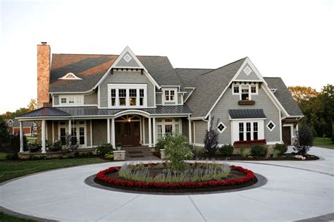 15+ Tasteful Circular Driveway Landscaping for a Formal Grand Entry ...