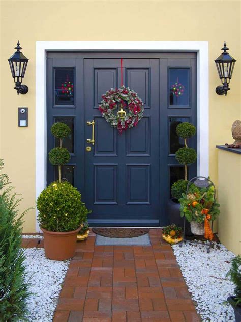 Front Door Colors For Tan House: 13 Photo Ideas