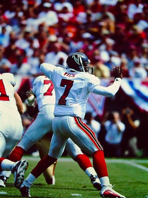 Michael Vick Atlanta Falcons Editorial Image - Image of field, athlete ...