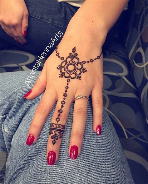 this is so cute! // by @atlantahennaarts . #henna #mehndi Finger Henna ...