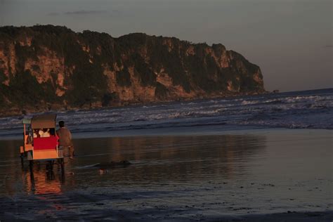 Indahnya Sunset di Pantai Parangtritis, Yogyakarta - Indonesia Kaya