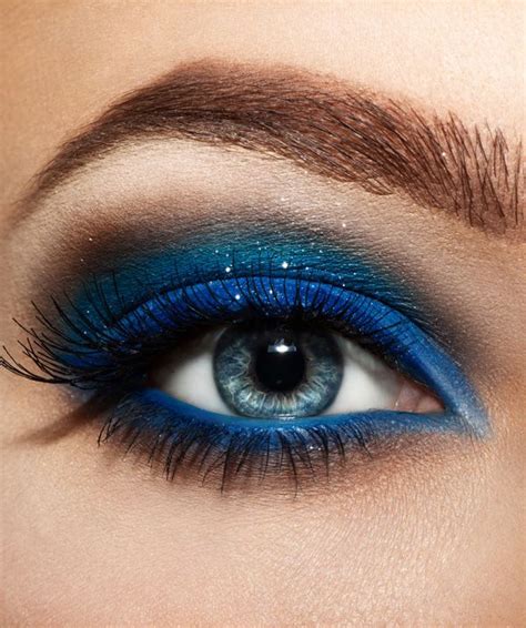 12 Chic Blue Eye Makeup Looks and Tutorials - Pretty Designs