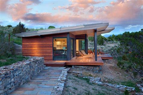 Mountain modern retreat in Montana is embedded into hillside | Modern ...