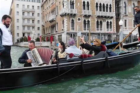 Venice Carnival :: Private Gondola Serenade