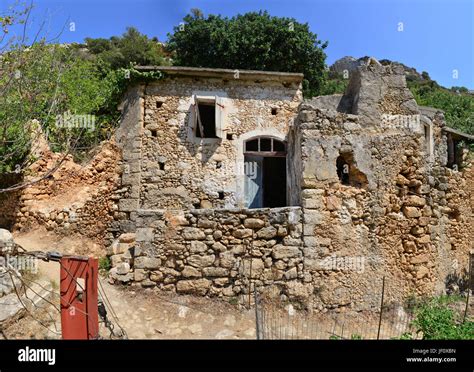 ancient greek house ruin Stock Photo - Alamy