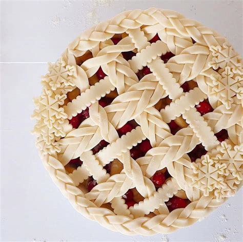 Elegant Christmas Pie Crust Designs - AllSpice Blog