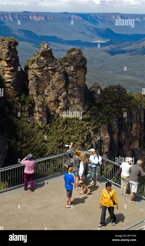 Tourists at Echo Point in Australia's Blue Mountains Stock Photo - Alamy