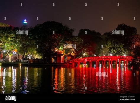 Bridge to ngoc son temple hi-res stock photography and images - Alamy