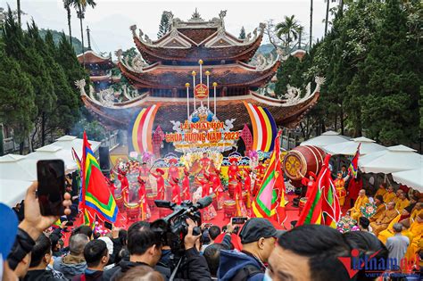 Huong Pagoda crowded on the first day of spring festival 2023