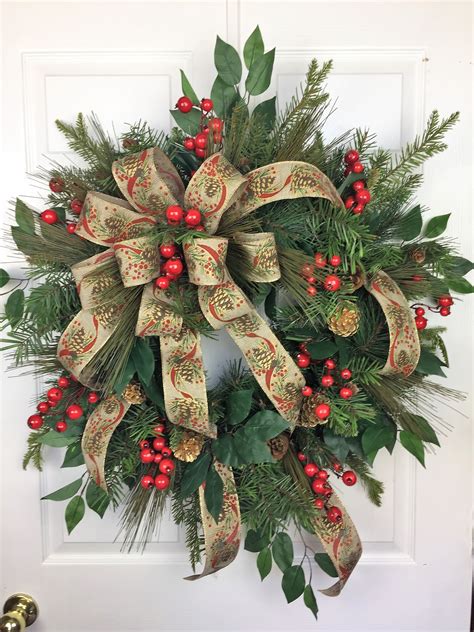 10+ Traditional Christmas Wreath Ideas - DECOOMO