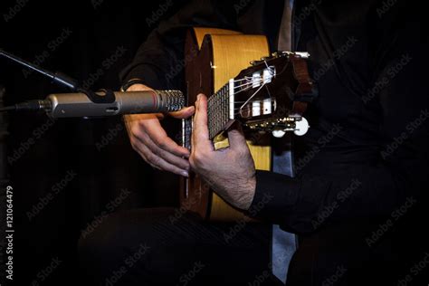 Guitarra flamenca. Músico español tocando guitarra flamenca Stock Photo ...