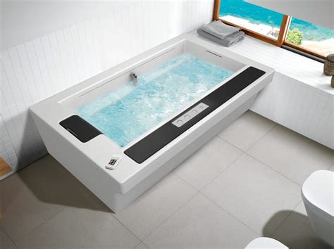 Seated bathtub IN-FLOW By ROCA SANITARIO