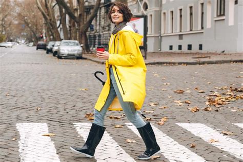 27 Stylish Outfits With Rain Boots That Really Make A Splash