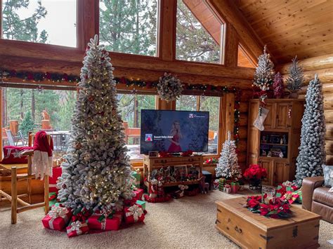 Cozy Log Cabin Christmas in the Mountains | Cabin christmas decor ...