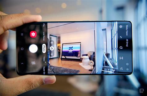 Samsung’s Galaxy S10 goes wide with a third camera lens | Engadget