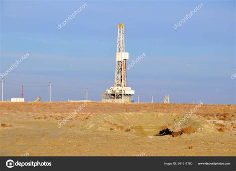 Onshore Drilling Rig Stock Photo by ©photostock@bk.ru 361617780