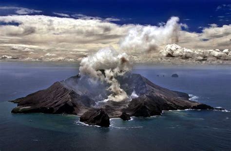 One dead, tourists stranded as New Zealand volcano erupts