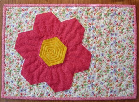 Elizabeth's Quilt Projects: Hexagon Floral Placemat