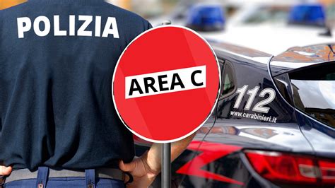 Il green punisce polizia e carabinieri: agenti in guerra contro l'Area C