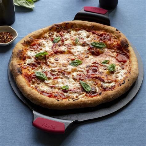 Lodge Bakeware Seasoned Cast Iron Pizza Pan | Williams Sonoma